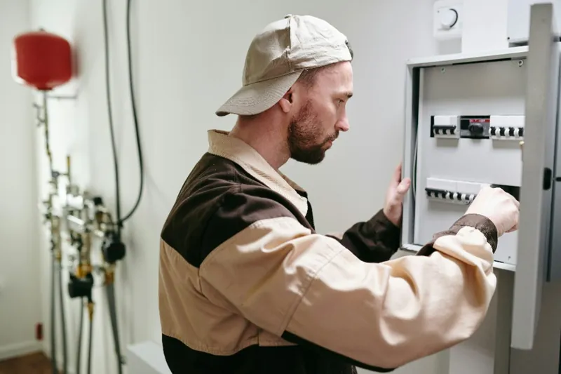 Elektriker prüft Sicherungskasten in einer Wohnung in Wien